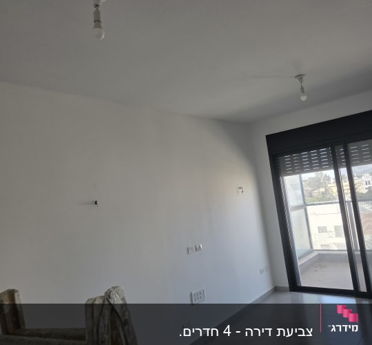 חדר ריק עם קירות צבועים וסולם